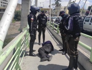 Policías evitan suicidio en el puente de Atocha