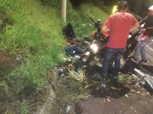 Dos personas resultaron heridas en un accidente de moto.