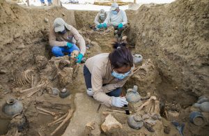 RESTOS. Fotografía cedida hoy por el Proyecto Chan Chan que muestra arqueólogos que trabajan en un sector del complejo arqueológico de Chan Chan, en Libertad (Perú).