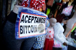 El 91% de salvadoreños prefiere el dólar al bitcóin