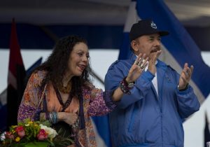 Daniel Ortega y su esposa, Rosario Murillo, son acusados de fraude electoral por muchos países.