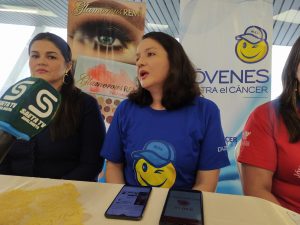 ACCIÓN. Las mujeres con cáncer del cantón Esmeraldas participaron del taller organizado por la fundación Jóvenes Contra el Cáncer.