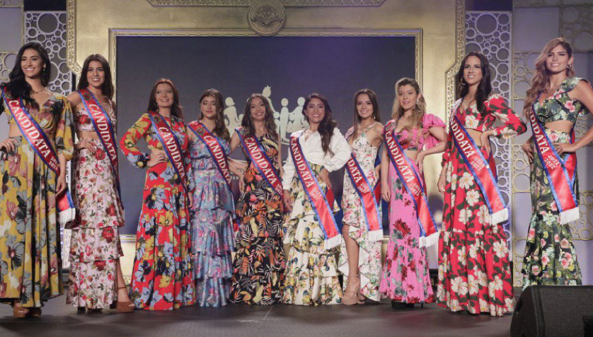 Las 10 candidatas a Reina de Quito posan durante su presentación, la noche del 9 de noviembre de 2021.