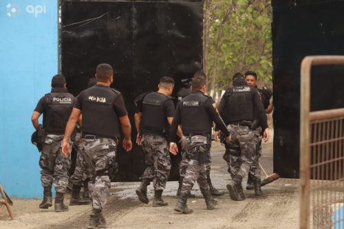 Presencia de policías en la Penitenciaría del Litoral.