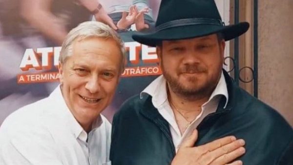 Johannes Kaiser (d.) junto al candidato José Antonio Kast