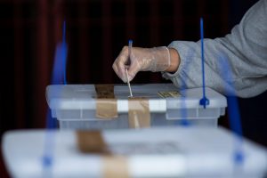 Chilenos van a las urnas seguros de que habrá segunda vuelta