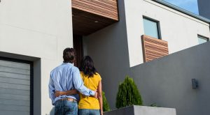 Una familia necesita ganar al menos $854 mensuales para comprar una casa a crédito