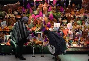 Bolivia recuerda a sus difuntos  con altares repletos de regalos