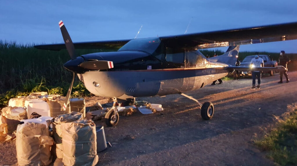 CASO. Una de dos avionetas encontradas en una pista clandestina en Milagro. (Foto: Policía)