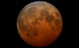 Imagen ilustrativa de un eclipse total de luna de mayo de 2021. La foto fue capturada por la NASA.