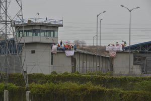 Internos se enfrentan en la Penitenciaría por 14 horas