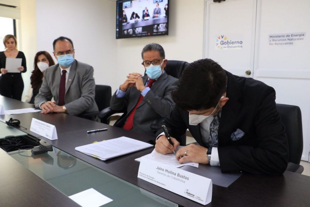 El ministro de Energía y el representante de la empresa privada firmaron un contrato por 15 años