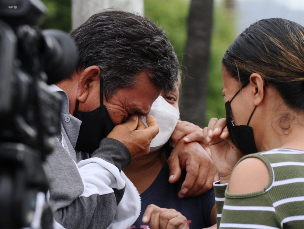 Familiares de uno de los internos muertos en la 'Penitenciaría del Litoral' reaccionan al conocer la muerte de su pariente.