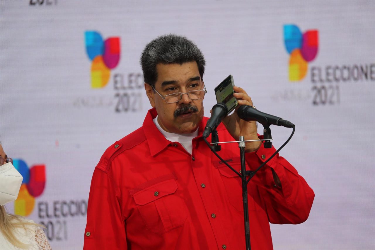 MOMENTO. El presidente de Venezuela, Nicolás Maduro, durante su comparecencia ante los medios durante la jornada de elecciones locales y regionales, en Caracas.