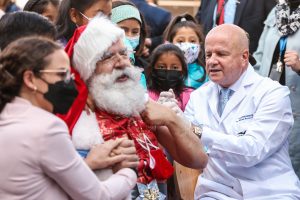 Hasta Papá Noel se vacunó contra la Covid-19, en Quito
