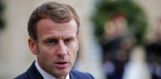 El presidente francés insta a los ancianos a aplicarse la segunda dosis