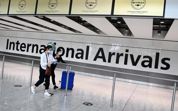 Países blindan aeropuertos ante variante del coronavirus