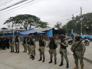 Una de las medidas del Gobierno ha sido reforzar la presencia militar y policial en la 'Penitenciaría del Litoral'.