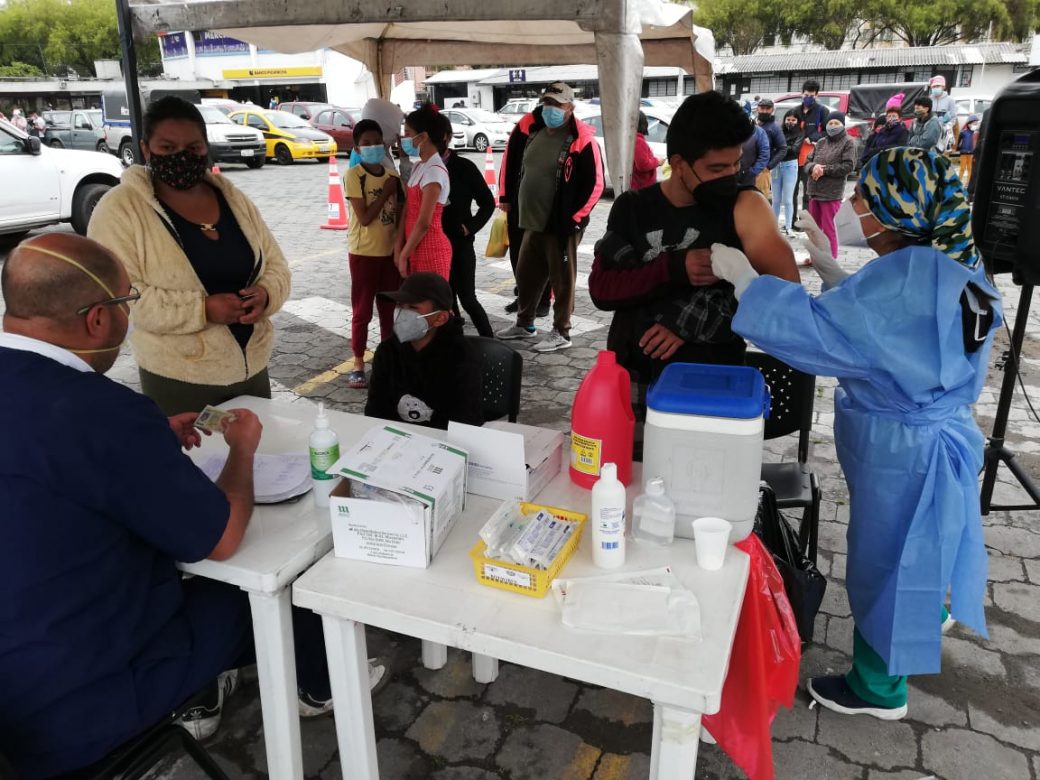 Imagen de una jornada de vacunación anticovid en el sur de Quito.