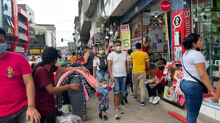 PANORAMA. En la calle 29 de Mayo se registra gran afluencia de personas. 