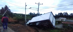 Camión se sale de la vía y daña cinco postes en Tisaleo