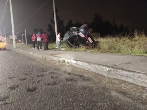 Carro se volcó en la vía Ambato – Baños