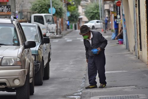 Varios adultos mayores recorren las calles de Ambato.