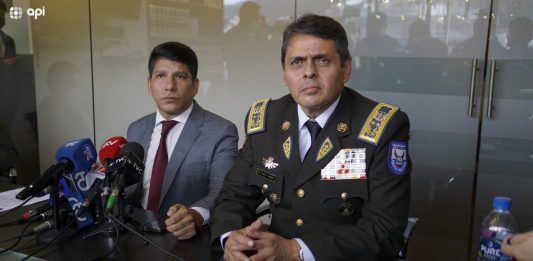 El general Víctor Araus participó de una rueda de prensa en la que confirmó el retiro de su visa. Foto. API