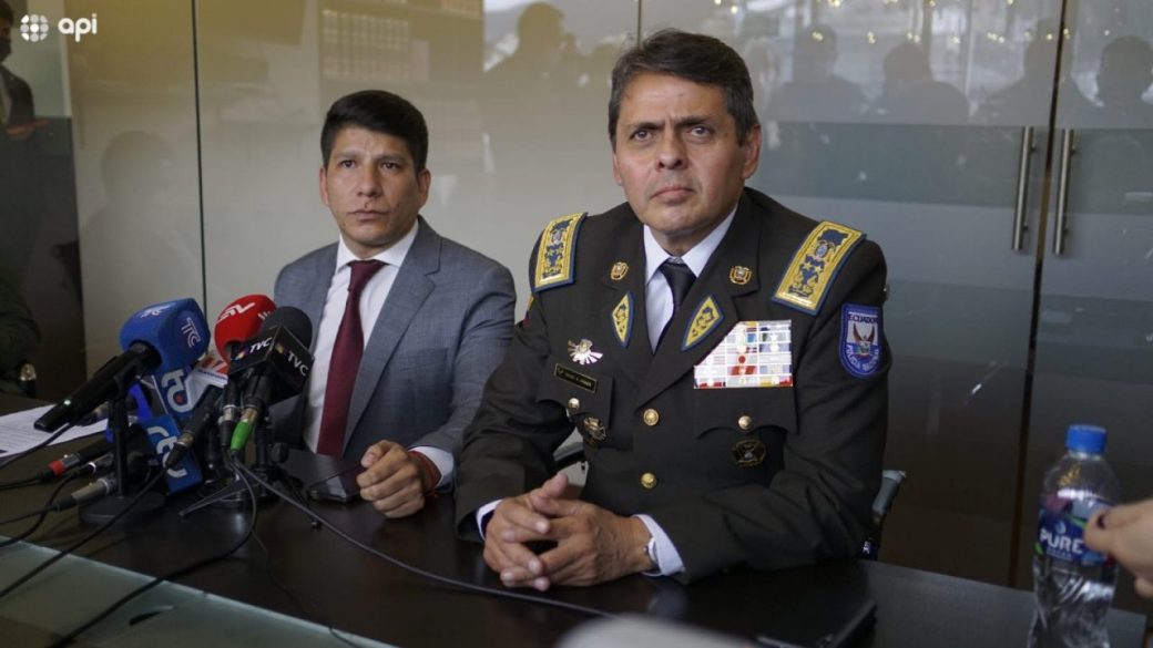 El general Víctor Araus participó de una rueda de prensa en la que confirmó el retiro de su visa. Foto. API