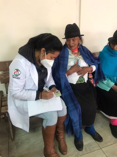 Brigada gratuita de salud en Huachi Grande