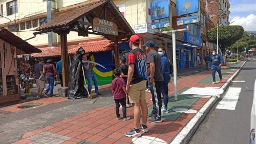 En Baños se pueden realizar diferentes actividades. Los turistas llegan en espacial los fines de semana y feriados.