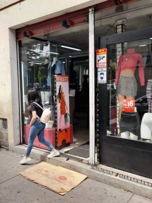 Las personas salieron a las calles a hacer sus compras, por las fechas festivas de Navidad y Fin de Año.