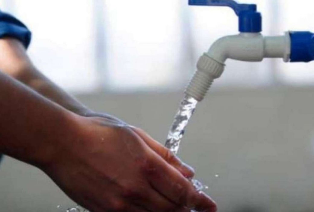 Los ciudadanos deben abastecerse de agua potable para reducir los inconvenientes.