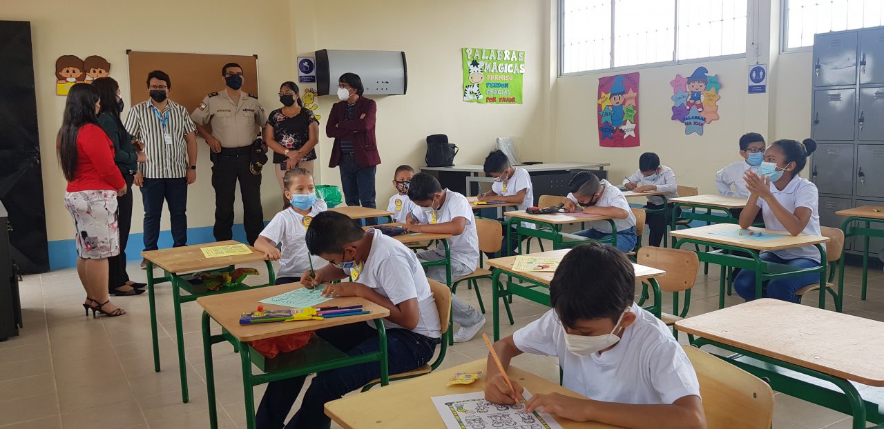 Reabren planteles educativos en Ventanas y Quinsaloma