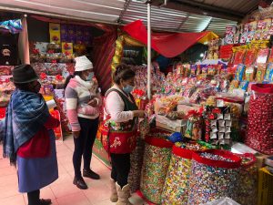 Feria Navideña reactiva la economía del mercado Artesanal
