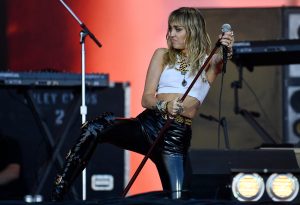 Miley Cyrus pide glamour  a los espectadores de su  fiesta de año nuevo en Miami