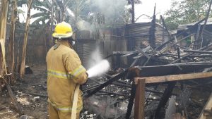 Incendio consume una  vivienda en su totalidad en Casa Bonita