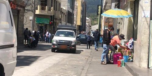 Los informales se toman las calles y veredas del centro para vender artículos de la época.