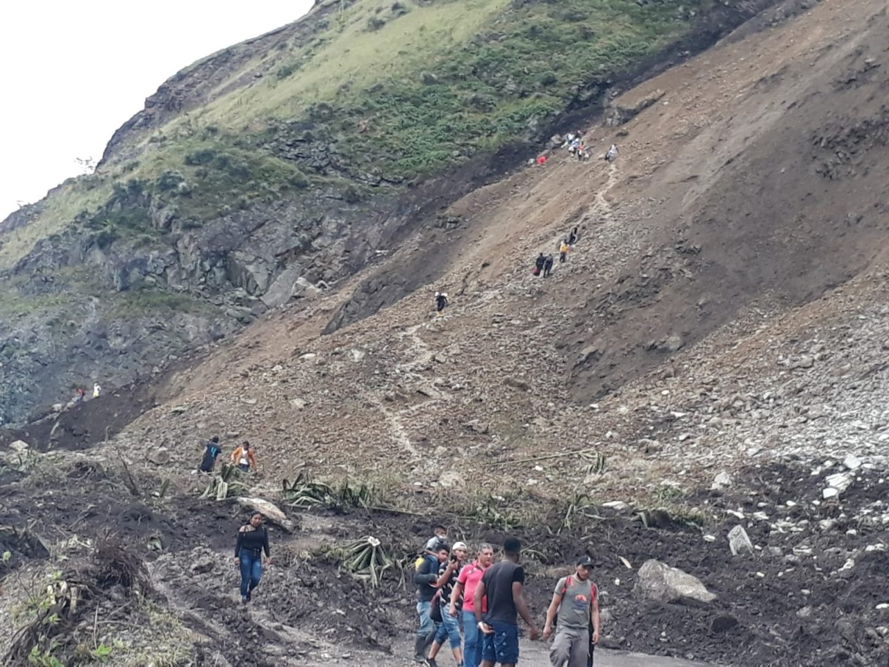 Obstáculo. Tras los derrumbes la vía quedó destruida y prácticamente hay que reconstruirla en ese tramo.