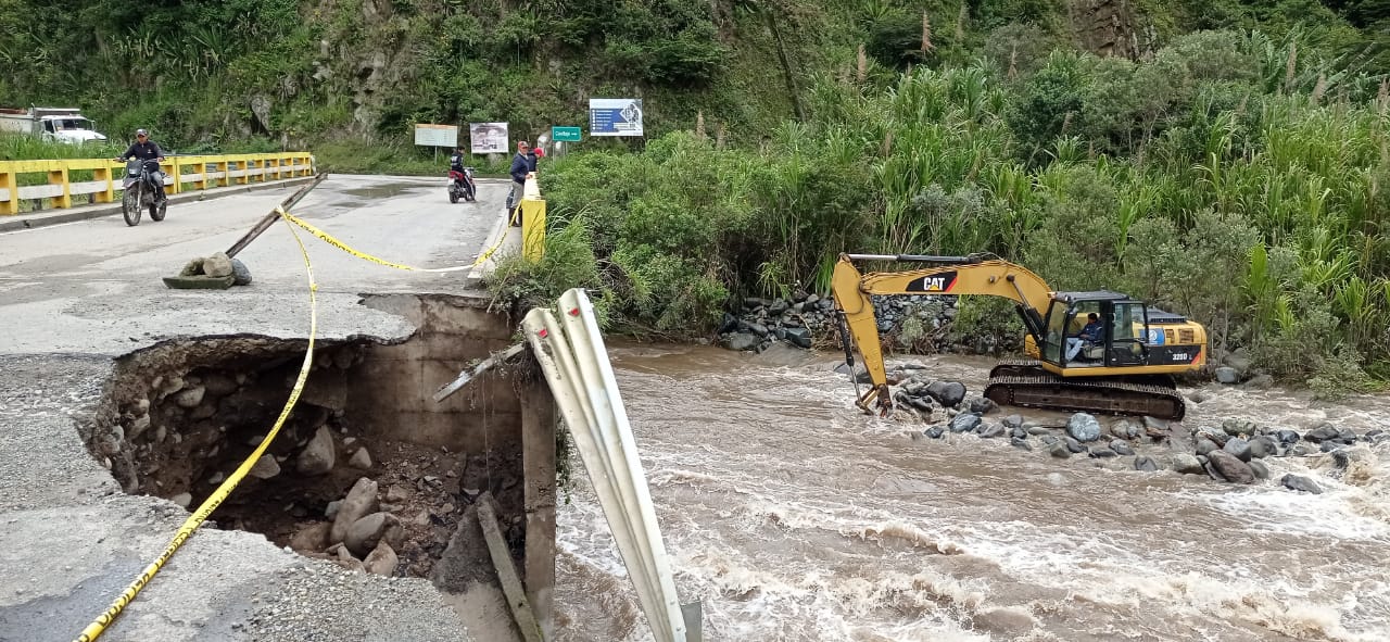 Percance. Maquinaria de la Prefectura de Imbabura se encarga de encauzar el agua del río Intag, para evitar que se siga destruyendo el puente en Apuela.