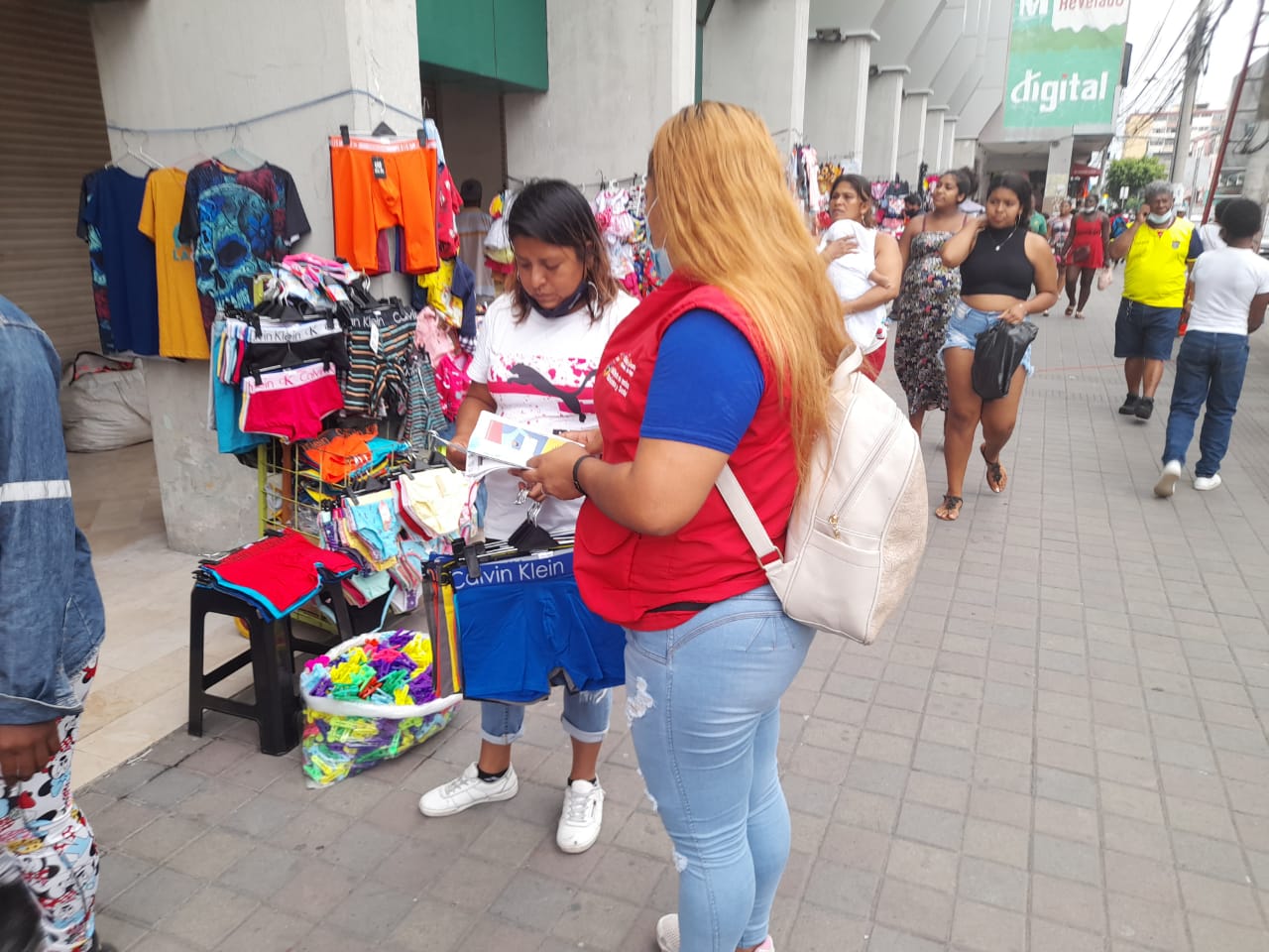 COLABORACIÓN. La campaña exhorta a la ciudadanía a no entregar dinero en la calle.