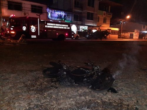 Una motocicleta fue incinerada.