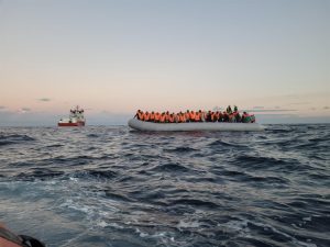 Cuerpos de migrantes naufragan en el Mediterráneo