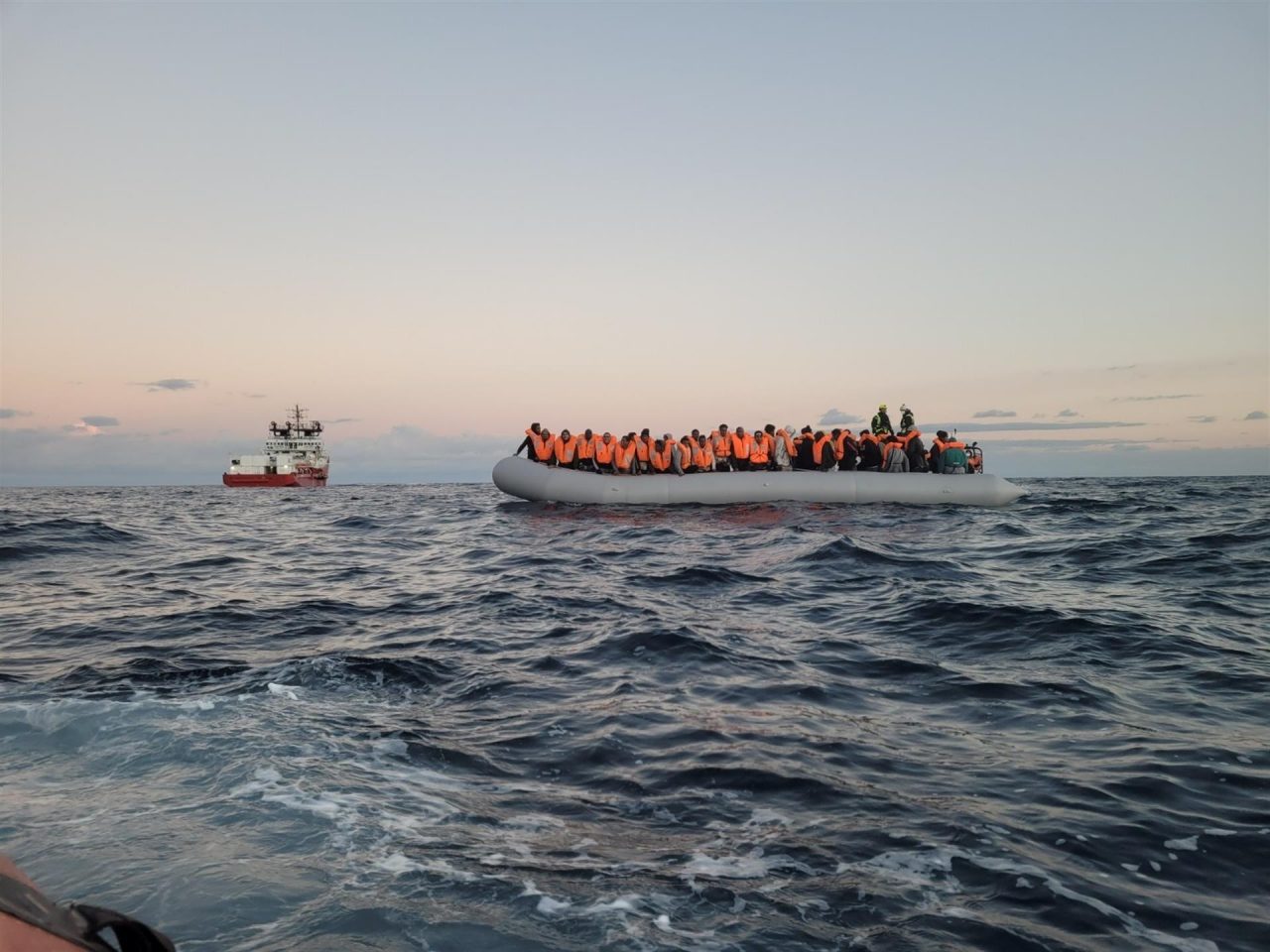 Migración. En aguas internacionales se ha rescatado a miles de personas, pero hay otras que no corren con la misma suerte. (Foto: EFE)