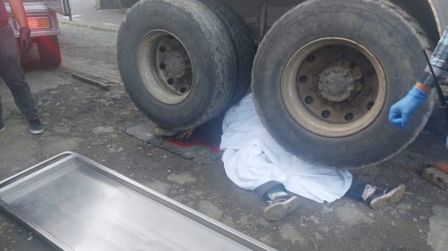 Baños, hombre muere aplastado por una volqueta