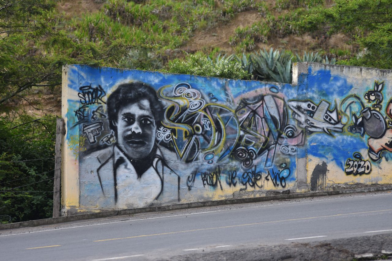 CIUDAD. En el sector de Guayllabamba se observa un nuevo grafiti. Este hace alusión a Pablo Escobar.