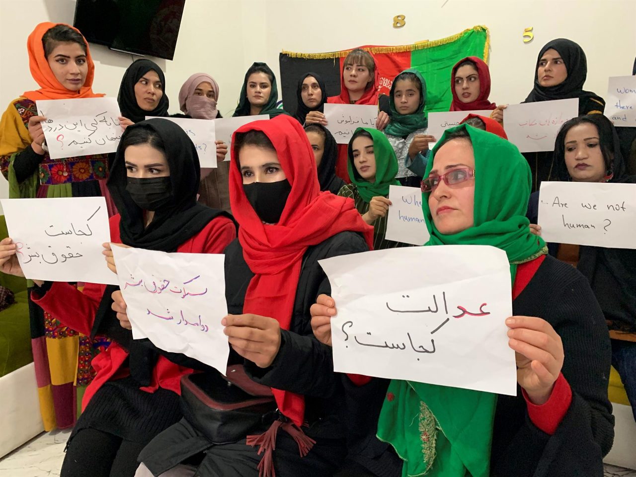 Las afganas se niega a rendirse y siguen protestando