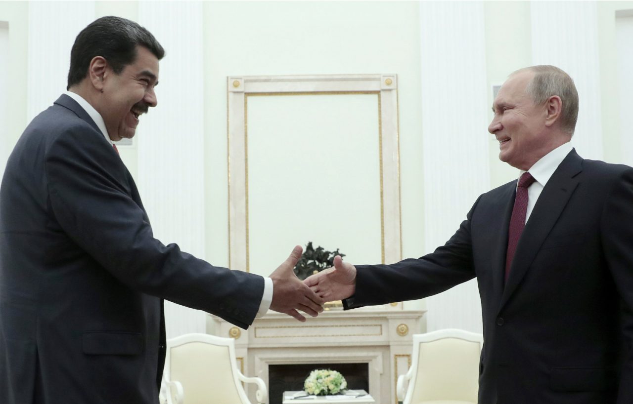 El apoyo que brinda Vladimir Putin a Nicolás Maduro es fundamental para la permanencia del dictador venezolano al frente de su país.