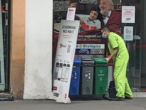 Propietarios de locales comerciales deben usar recipientes para reciclar