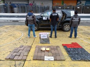 Policía incauta más de 136 kilos de cocaína encaletados en un carro
